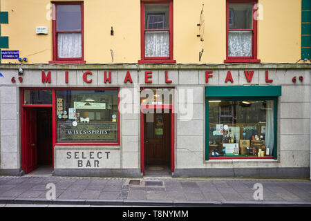 Michael Fawl pub et off licence dans O'Connell Street, Ennis, Irlande Banque D'Images