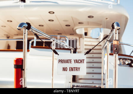 Pont de navire de luxe privée avec entrée interdite signer un yacht privé pas d'entrée dans la Marina de Cannes, Côte d'Azur, France Banque D'Images