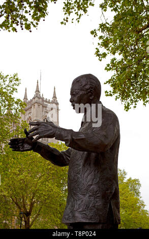 Statue de Nelson Mandela, la place du Parlement, Londres, Angleterre, Royaume-Uni, Europe Banque D'Images