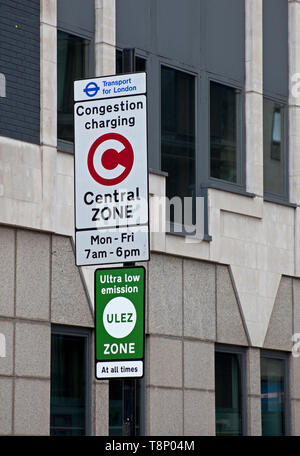 Le péage urbain sign avec Ultra Low Emission Zone panneau près de Tower Bridge, Londres, Angleterre. UK Banque D'Images