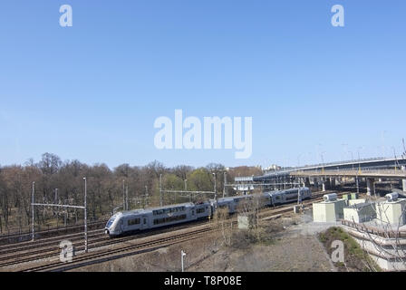 STOCKHOLM, Suède - 21 AVRIL 2019 - Train sur la voie près de la Gare centrale le 21 avril 2019 à Stockholm, en Suède. Banque D'Images