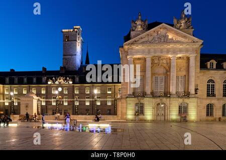 France, Côte d'Or, paysage culturel de climats de Bourgogne classé au Patrimoine Mondial par l'UNESCO, Dijon, fontaines sur la place de la Libération (Place de la libération) en face de la Tour Philippe le Bon (Philippe le Bon) et le Palais des Ducs de Bourgogne qui abrite l'hôtel de ville et le Musée des beaux-arts Banque D'Images