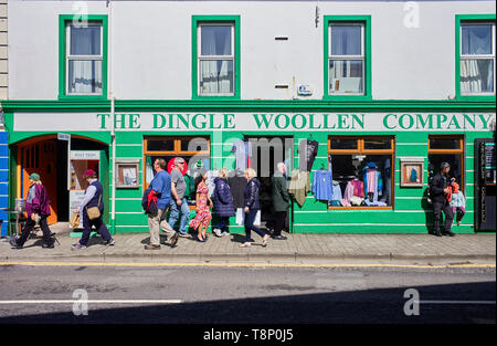 Les touristes de passage la boutique des vêtements de laine Dingle dans Strand Street, comté de Kerry, Irlande Banque D'Images