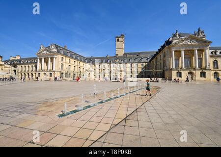 France, Côte d'Or, paysage culturel de climats de Bourgogne classé au Patrimoine Mondial par l'UNESCO, Dijon, fontaines sur la place de la Libération (Place de la libération) en face de la Tour Philippe le Bon (Philippe le Bon) et le Palais des Ducs de Bourgogne qui abrite l'hôtel de ville et le Musée des beaux-arts Banque D'Images