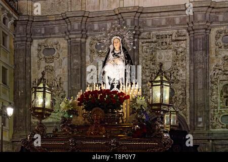 Espagne, Aragon, province de Saragosse, Saragosse, flottement religieux en cours à travers les rues pendant la Semana Santa (Semaine Sainte), célébrations, église de Santa Isabel de Portugal Banque D'Images