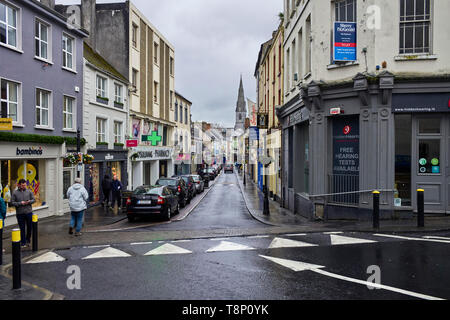 Regardant vers le bas de la rue principale à Ennis Banque D'Images