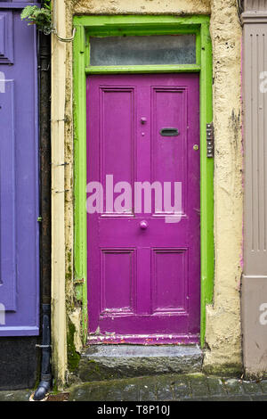 Violette et verte avec quatre sonnettes de porte à Ennis, dans le comté de Clare, Irlande Banque D'Images