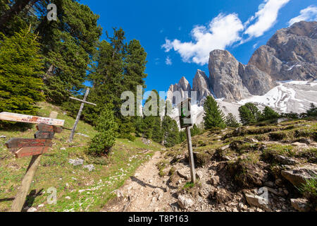 La signalisation et des sentiers de randonnée dans le Parc Naturel Puez-Odle, Dolomites, Funes, la province de Bolzano, le Tyrol du Sud, Italie Banque D'Images