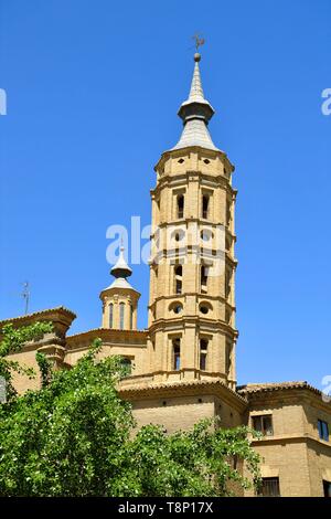 Espagne, Aragon, Saragosse, Plaza del Pilar, l'église de San Juan de Los Panetes et son clocher penché Banque D'Images