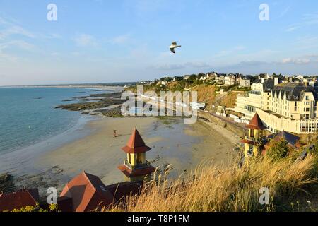 France, Manche, Cotentin, Granville, la haute ville construite sur un promontoire rocheux à l'extrême pointe Est de la Baie du Mont Saint Michel, Plat Gousset plage et la promenade, le casino towers en premier plan Banque D'Images