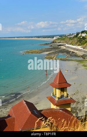 France, Manche, Cotentin, Granville, la haute ville construite sur un promontoire rocheux à l'extrême pointe Est de la Baie du Mont Saint Michel, Plat Gousset plage et la promenade, le casino towers en premier plan Banque D'Images