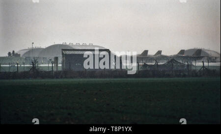 Upper Heyford RAF - base aérienne de l'USAF dans l'Oxfordshire en Angleterre. 15/04/1986 Le United States 1986 bombardement de la Libye, nom de code opération El Dorado Canyon, formé les frappes aériennes par les Etats-Unis contre la Libye mardi, le 15 avril 1986. L'attaque a été menée par l'US Air Force, US Navy et du Corps des Marines des États-Unis via des frappes aériennes, en représailles à l'attentat de la discothèque de Berlin Ouest 1986. Il y a eu 40 blessés libyens ont déclaré, et un avion a été abattu. L'un des morts était libyen d'une petite fille, la fille de Mouammar Kadhafi, Hana Kadhafi.[3] Toutefois, il n'y Banque D'Images