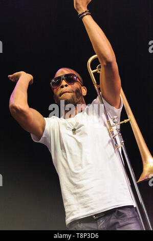 Troy Andrews aka Trombone Shorty en spectacle avec son groupe, Orleans Avenue au Festival Womad, Charlton Park, Malmesbury, UK. 25 juil 2014 Banque D'Images
