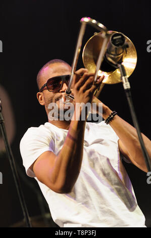 Troy Andrews aka Trombone Shorty en spectacle avec son groupe, Orleans Avenue au Festival Womad, Charlton Park, Malmesbury, UK. 25 juil 2014 Banque D'Images
