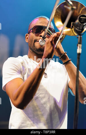 Troy Andrews aka Trombone Shorty en spectacle avec son groupe, Orleans Avenue au Festival Womad, Charlton Park, Malmesbury, UK. 25 juil 2014 Banque D'Images