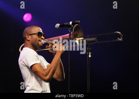 Troy Andrews aka Trombone Shorty en spectacle avec son groupe, Orleans Avenue au Festival Womad, Charlton Park, Malmesbury, UK. 25 juil 2014 Banque D'Images