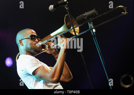 Troy Andrews aka Trombone Shorty en spectacle avec son groupe, Orleans Avenue au Festival Womad, Charlton Park, Malmesbury, UK. 25 juil 2014 Banque D'Images
