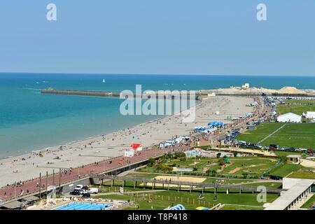 France, Seine Maritime, Pays de Caux, la Côte d'Albâtre, Dieppe, la promenade du front de mer le long du boulevard de Verdun et la grande plage de galets Banque D'Images