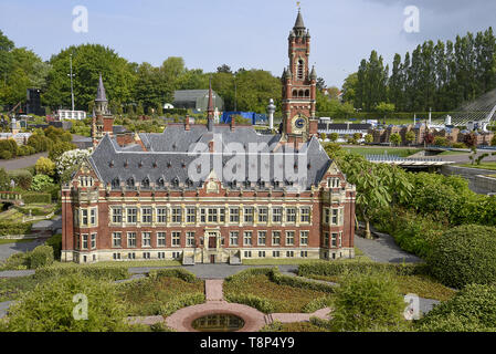 Les touristes visitent le parc miniature Madurodam et attractions touristiques dans la région de La Haye aux Pays-Bas, le 7 mai 2019. Il est à la maison à une gamme de modèle à l'échelle 1:25 Rempl. Banque D'Images