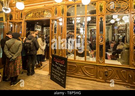 France, Paris, les clients à l'entrée de ligne le restaurant traditionnel Le Bouillon Chartier, 59 Boulevard du Montparnasse et décor 1900 Banque D'Images
