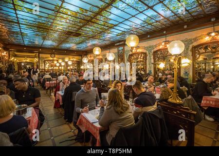 France, Paris, restaurant traditionnel Le Bouillon Chartier, 59 Boulevard du Montparnasse, le hall principal et son décor 1900 Banque D'Images