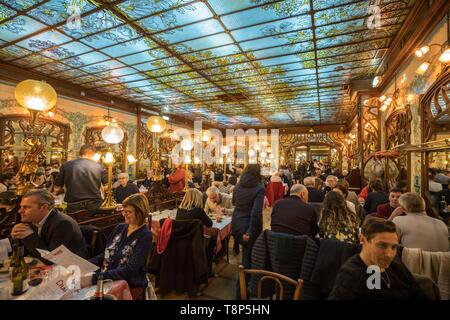 France, Paris, restaurant traditionnel Le Bouillon Chartier, 59 Boulevard du Montparnasse, le hall principal et son décor 1900 Banque D'Images