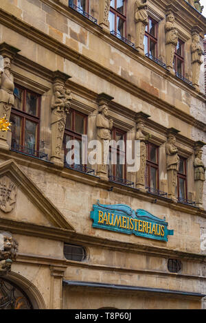 Close-up de l'Baumeisterhaus (Master Builder's House) dans la ville médiévale de Rothenburg ob der Tauber. La façade Renaissance de grès présente plusieurs... Banque D'Images