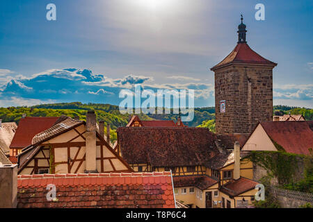 Belle vue panoramique sur le toit de la ville médiévale de Rothenburg ob der Tauber dans la région de Franconie de Bavière, Allemagne. Entre les maisons à colombages... Banque D'Images