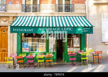 France, Paris, Montmartre, rue Lepic, terrasse de restaurant au virage Lepic Banque D'Images