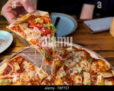 Les gens en tenant les mains des tranches de Pizza aux légumes. Banque D'Images