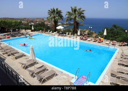 AGIA PELAGIA, GRÈCE - 18 MAI 2013 : se détendre au bord d'une piscine dans un resort dans Agia Pelagia, Crète, Grèce. Crète attire 2,8 millions un Banque D'Images