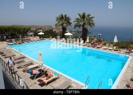 AGIA PELAGIA, GRÈCE - 18 MAI 2013 : se détendre au bord d'une piscine dans un resort dans Agia Pelagia, Crète, Grèce. Crète attire 2,8 millions un Banque D'Images