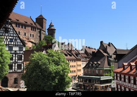 La ville de Nuremberg en Allemagne (Nuremberg en région de Moyenne-franconie). Les toits de la vieille ville avec un château. Banque D'Images