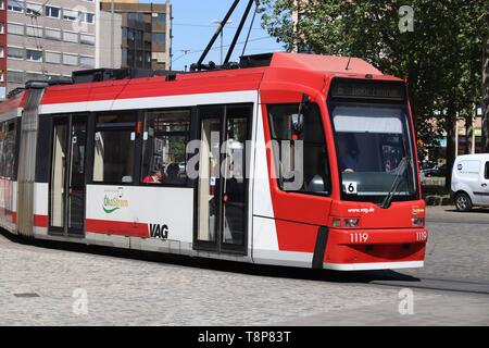 NUREMBERG, ALLEMAGNE - le 6 mai 2018 : Les gens monter un transport public le tramway électrique à Nuremberg, Allemagne. Nuremberg est situé dans la région de Moyenne-franconie. 5 Banque D'Images