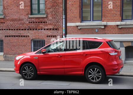 LEIPZIG, ALLEMAGNE - le 9 mai 2018 : Ford Kuga SUV voiture stationnée en Allemagne. Il y avait 45,8 millions de voitures immatriculés en Allemagne (à partir de 2017). Banque D'Images