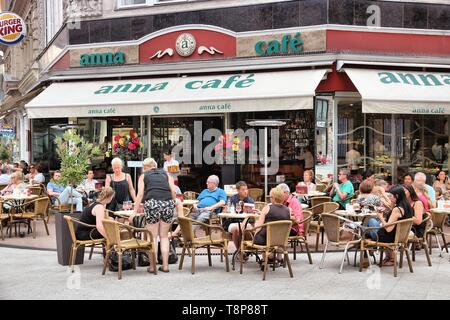 BUDAPEST, HONGRIE - le 19 juin 2014 : Les gens s'assoient à Anna Cafe par rue Vaci à Budapest. 3,3 millions de personnes vivent dans la région métropolitaine de Budapest. Banque D'Images