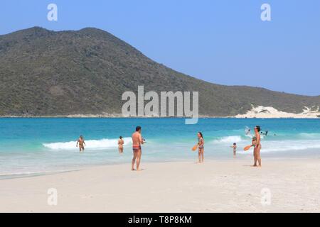 CABO FRIO, BRÉSIL - 17 octobre 2014 : visite Cabo Frio Prainhas beach dans l'état de Rio de Janeiro au Brésil. Le Brésil avait 5,17 millions de visiteurs. Banque D'Images