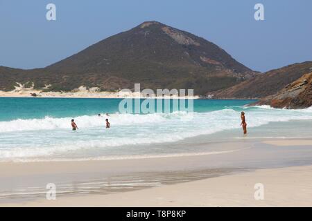 CABO FRIO, BRÉSIL - 17 octobre 2014 : visite Cabo Frio Prainhas beach dans l'état de Rio de Janeiro au Brésil. Le Brésil avait 5,17 millions de visiteurs. Banque D'Images