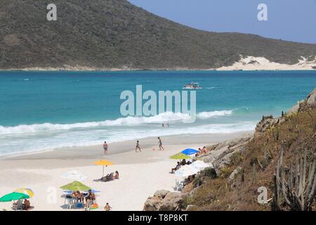 CABO FRIO, BRÉSIL - 17 octobre 2014 : visite Cabo Frio Prainhas beach dans l'état de Rio de Janeiro au Brésil. Le Brésil avait 5,17 millions de visiteurs. Banque D'Images