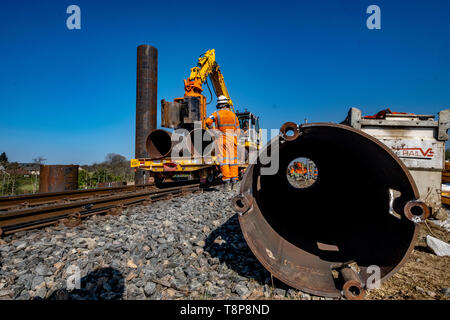 Les travailleurs des chemins de fer et la construction du pont rail de levage en place Banque D'Images