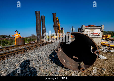 Les travailleurs des chemins de fer et la construction du pont rail de levage en place Banque D'Images