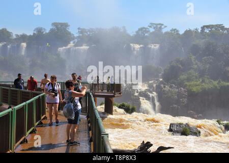 Le Parc National Iguaçu, Brésil - 9 octobre 2014 : personnes visitent le Parc National Iguaçu au Brésil. Le parc a été créé en 1939 et est un UNESCO World Il Banque D'Images