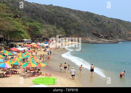 Búzios, Brésil - 16 octobre 2014 : visite des gens Joao Fernando beach à Buzios, Etat de Rio de Janeiro au Brésil. Le Brésil avait 5,17 millions de visiteurs. Banque D'Images