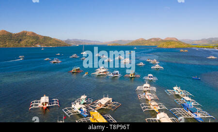 De nombreux bateaux de touristes flottent sur la mer. Marin avec des bateaux et des îles. Tourisme aux Philippines. Banque D'Images