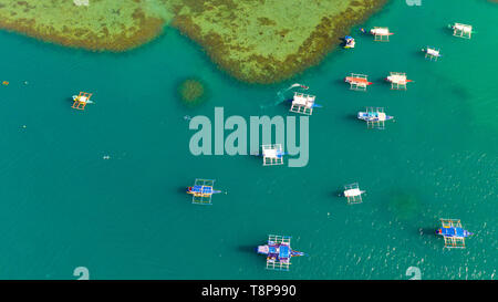 De nombreux bateaux dans le lagon turquoise, vue de dessus.Seascape avec magnifique lagon et bateaux vue aérienne Banque D'Images