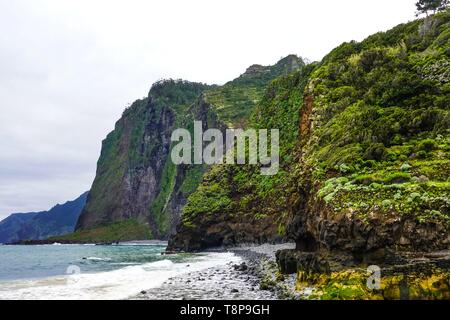 Santana, Madeira, Portugal falaises et l'océan Atlantique sur la côte nord de l'île. Janvier 2019 | Le monde d'utilisation Banque D'Images