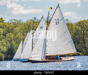 Course de voiliers sur gala Wroxham, Norfolk large. Trois bateaux marron dans une course de ligne vers la première bouée dans une trépidante brown boat race. Banque D'Images