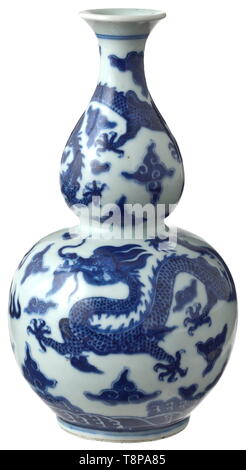 Un vase balustre bleu-blanc, période Qianlong (1736-96) en porcelaine blanche avec décor bleu représentant des dragons entre nuages sur l'océan. Sur la base d'un décor bleu mark Quianlong. Très bien, parfait état. Hauteur 22 cm. Provenance : Collection privée allemande du sud, achetés dans la 1960/70s., historique, historique de la Chine, le chinois, le 18ème siècle, Additional-Rights Clearance-Info-Not-Available- Banque D'Images