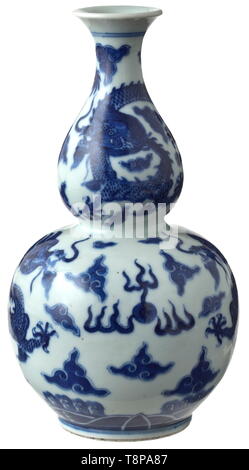 Un vase balustre bleu-blanc, période Qianlong (1736-96) en porcelaine blanche avec décor bleu représentant des dragons entre nuages sur l'océan. Sur la base d'un décor bleu mark Quianlong. Très bien, parfait état. Hauteur 22 cm. Provenance : Collection privée allemande du sud, achetés dans la 1960/70s., historique, historique de la Chine, le chinois, le 18ème siècle, Additional-Rights Clearance-Info-Not-Available- Banque D'Images