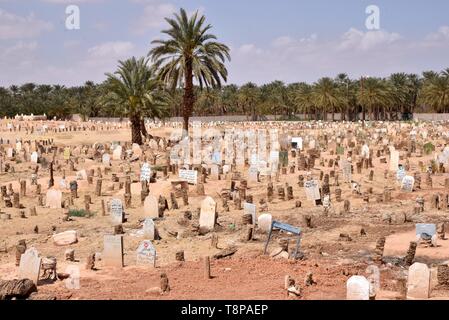 Cimetière avec les tombes de l'orientation à La Mecque sur 29.03.2019 à El Meghaier - Algérie. Dans le monde d'utilisation | Banque D'Images